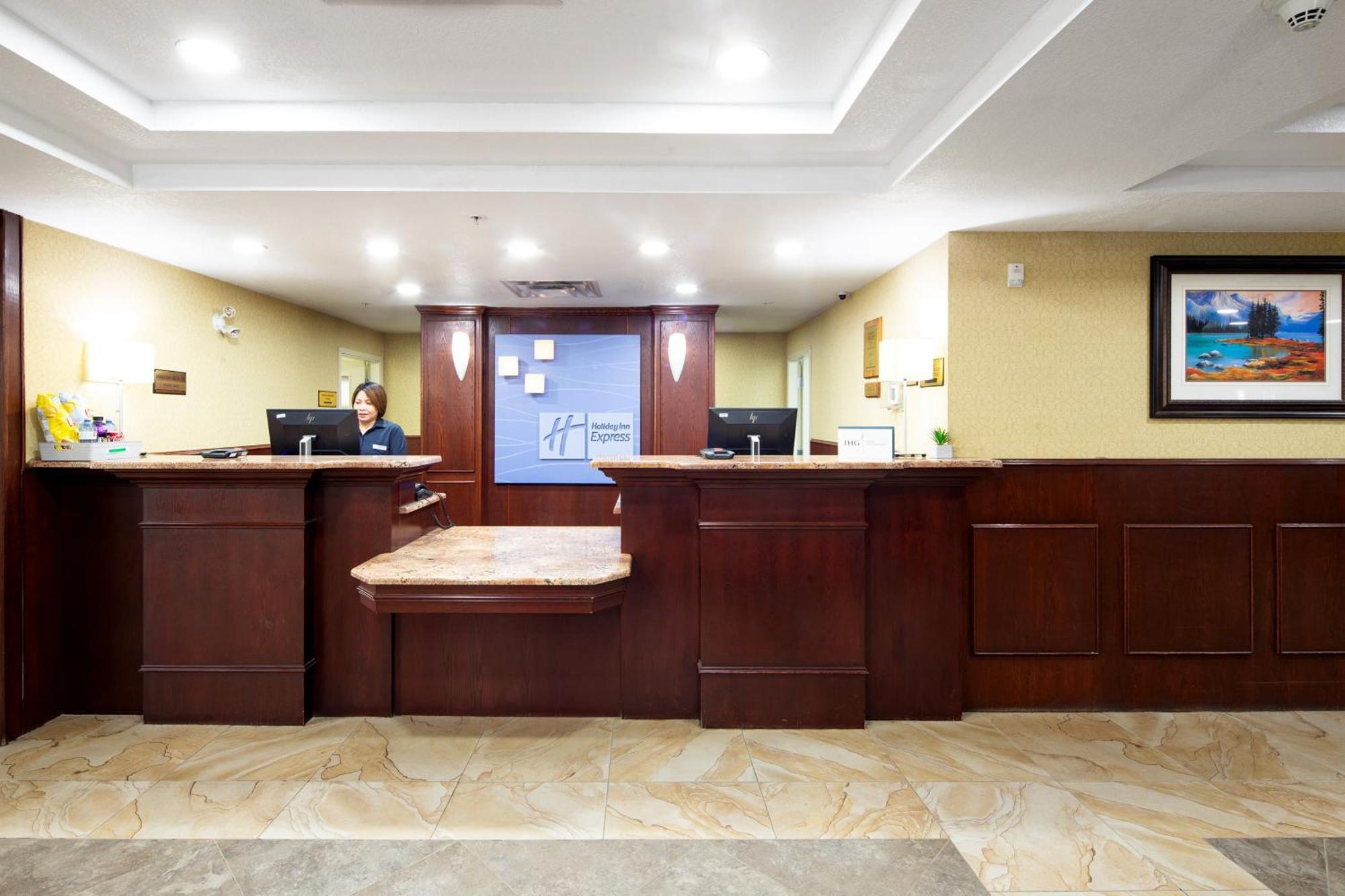Holiday Inn Express Hotel & Suites Edson By Ihg Eksteriør bilde
