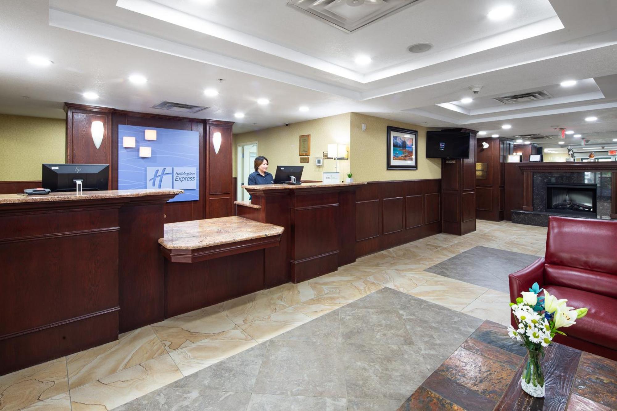 Holiday Inn Express Hotel & Suites Edson By Ihg Eksteriør bilde