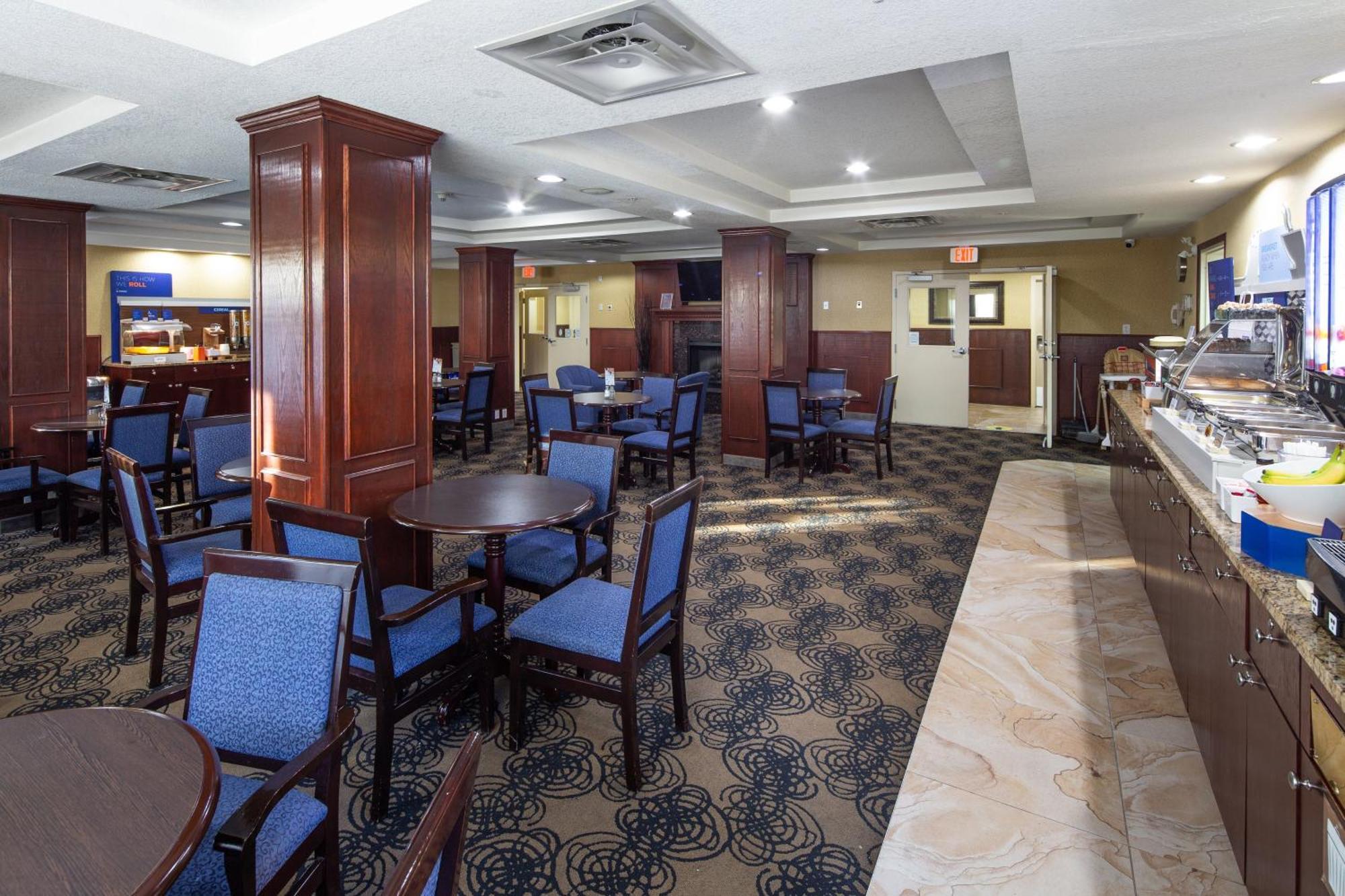 Holiday Inn Express Hotel & Suites Edson By Ihg Eksteriør bilde